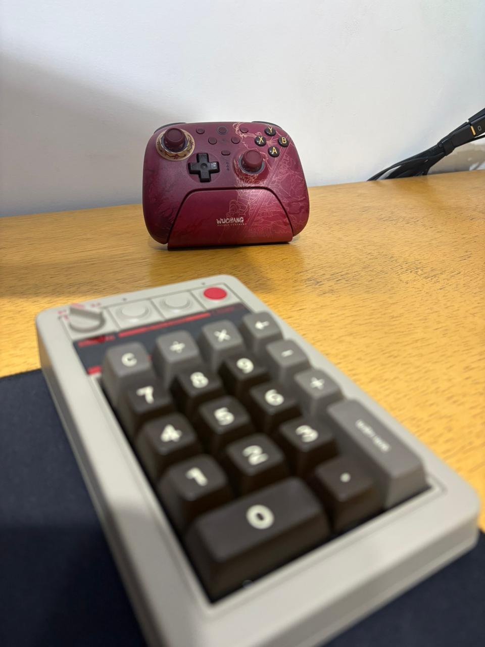 Teclado numérico e controle sobre a mesa