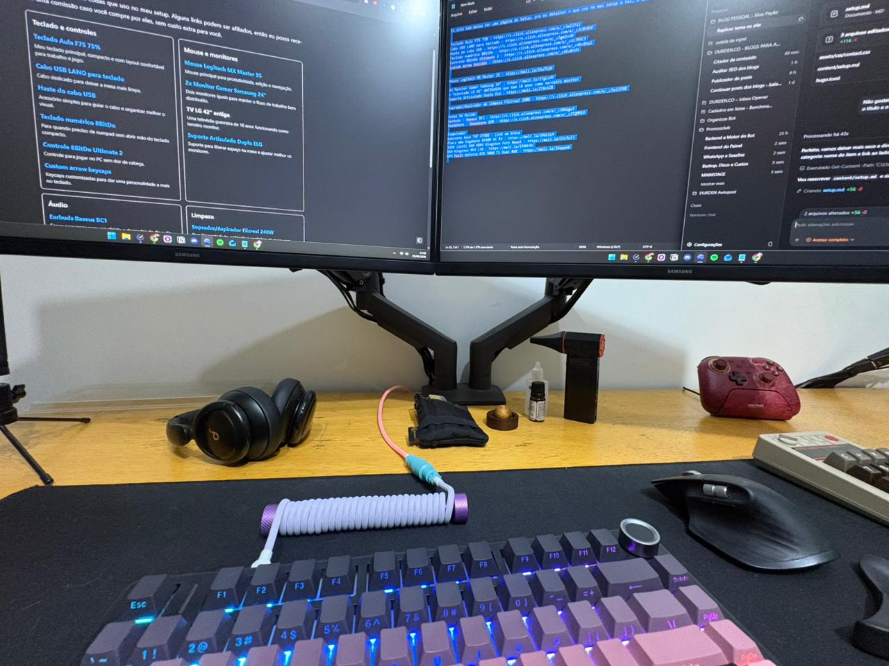 Mesa com teclado, mouse, monitores e acessórios do setup