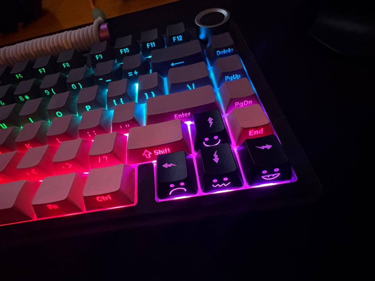 Close do teclado iluminado com keycaps customizadas