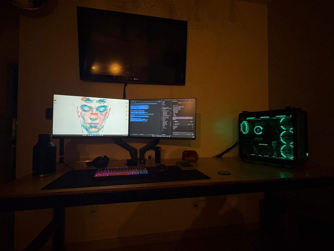 Setup completo com monitores, gabinete e iluminação verde